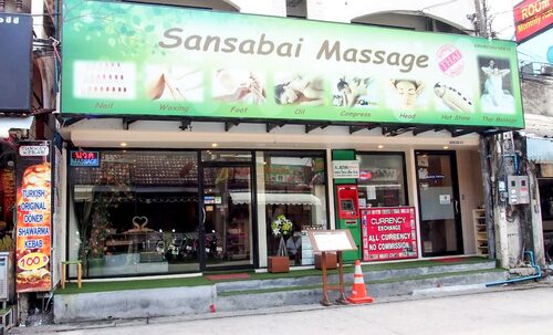 プーケットのサンサバイマッサージ店内の施術風景。清潔感ある空間でリラックスマッサージを体験 